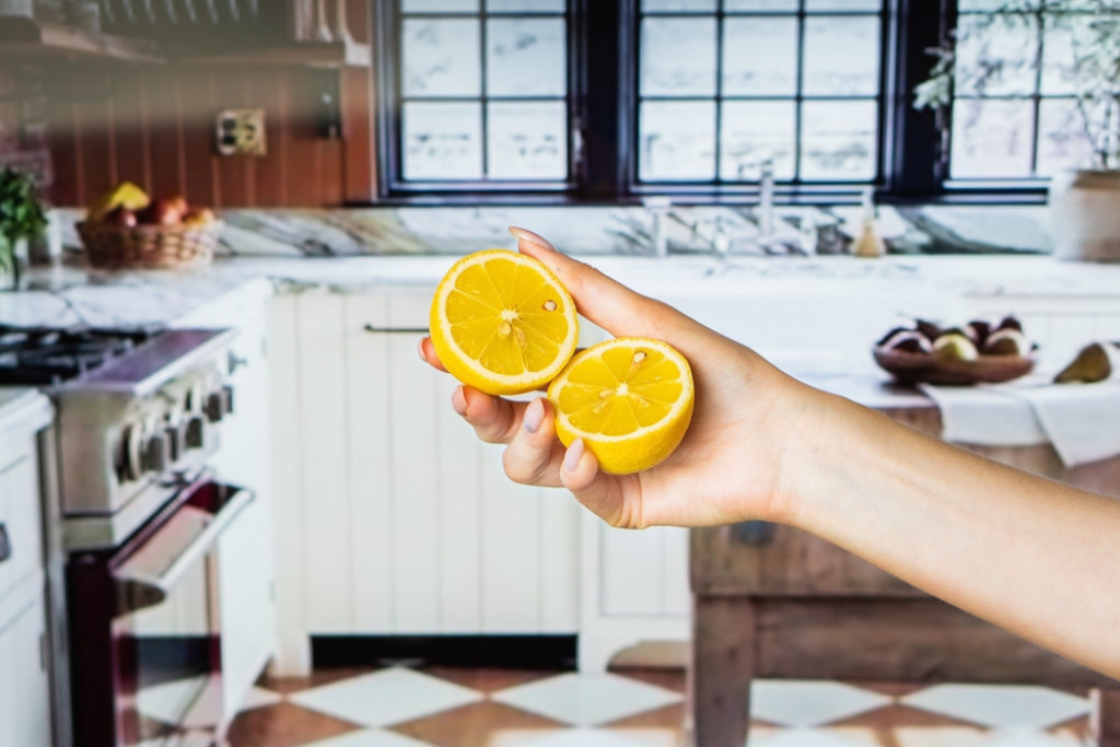 Ovo je genijalno! Žene masovno pre spavanja u rernu stavljaju limun, kažu da ih ujutru dočeka čudo