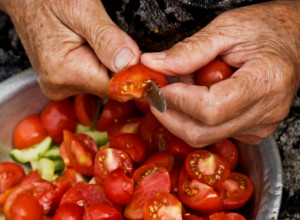 Baka Mara deli RECEPT za domaći KEČAP: Tajna je u jednom sastojku, a ima ga skoro svako dvorište