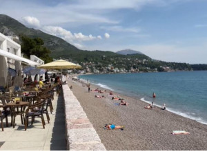 NEZVANI GOST U SUTOMORU: Od prizora iz mora mnogima  se ledi krv (FOTO)