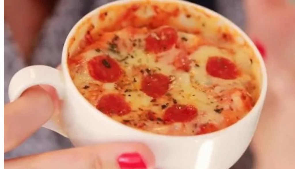 Napravite božanstveno ukusnu PICU U ŠOLJI za samo DVA MINUTA: Recept je TOTALNO zaludeo INTERNET, a evo i zašto!