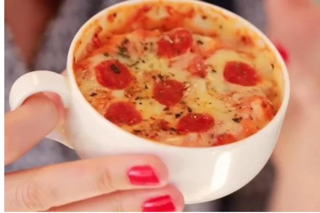 Napravite božanstveno ukusnu PICU U ŠOLJI za samo DVA MINUTA: Recept je TOTALNO zaludeo INTERNET, a evo i zašto!