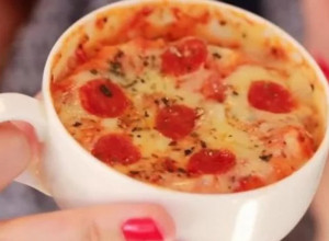 Napravite božanstveno ukusnu PICU U ŠOLJI za samo DVA MINUTA: Recept je TOTALNO zaludeo INTERNET, a evo i zašto!