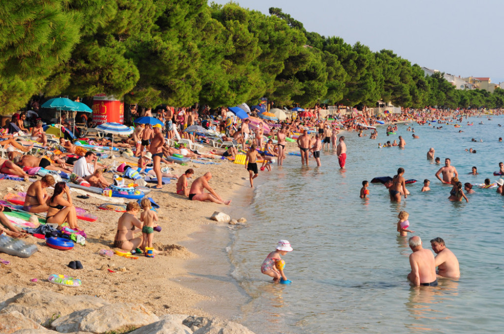 Švedski sto za manijake: Žena apelovala na roditelje, "ne puštajte decu bez kupaćeg na plažu", evo gde se kriju