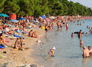 Švedski sto za manijake: Žena apelovala na roditelje, "ne puštajte decu bez kupaćeg na plažu", evo gde se kriju