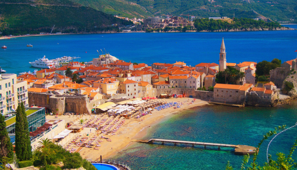 LETOVANJE U CG SKUPLJE I DO 30 ODSTO U ODNOSU NA PROŠLU GODINU: U Budvi kazne za kupaće kostime 200 evra