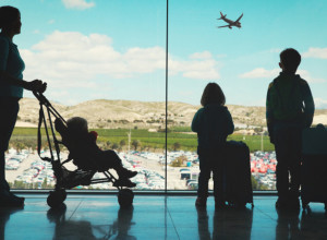 Ženu su zbog DECE pokušali da IZBACE IZ AVIONA: Nepoznata žena joj je PRITEKLA U POMOĆ i kaže da joj je vratila VERU U LJUDE