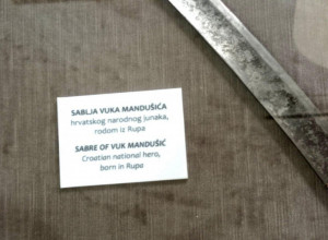 HRVATI PRISVOJILI I VUKA MANDUŠIĆA: Sramotan natpis ispod izložene sablje SRPSKOG JUNAKA (FOTO)
