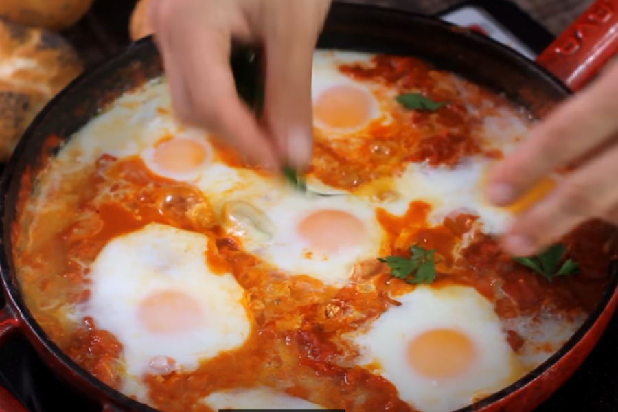 Recept za ŠAŠKUKU: Arapsko jelo slično SATARAŠU, lagano je i ukusno, oduševiće celu porodicu!