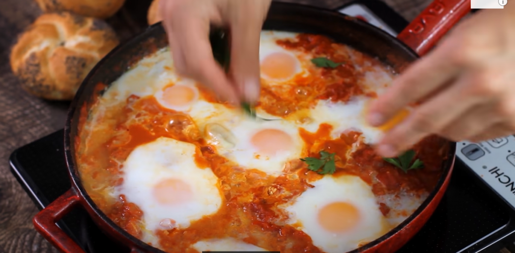 Recept za ŠAŠKUKU: Arapsko jelo slično SATARAŠU, lagano je i ukusno, oduševiće celu porodicu!