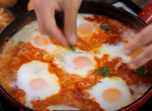 Recept za ŠAŠKUKU: Arapsko jelo slično SATARAŠU, lagano je i ukusno, oduševiće celu porodicu!