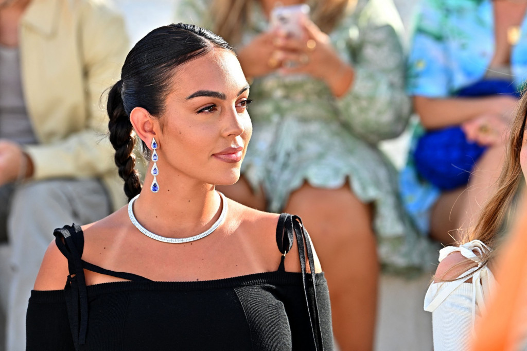 Georgina opet na meti KRITIKA: Objavila fotografiju u USKOJ haljinici, pa je optužili za FOTOŠOP, niko ne veruje da je to njena FIGURA