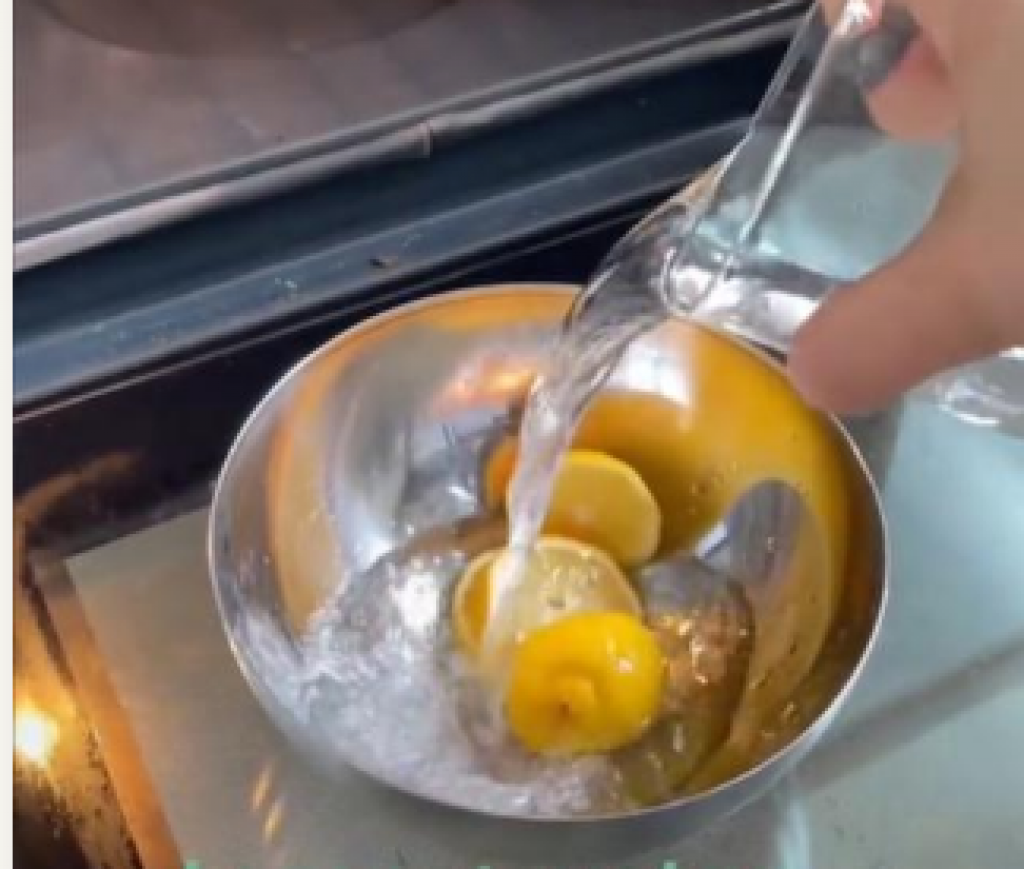 Stavila je LIMUN u rernu i desilo se ČUDO: Nema žene koja OVO nije videla, a da nije iskopirala TRIK