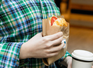 Obratite pažnju šta JEDETE, možda TRUJETE telo: Ovi simptomi ukazuju da ste u organizam uneli opasne PARAZITE