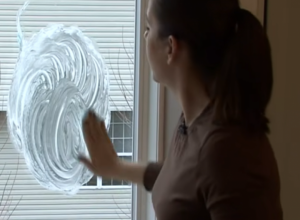 Pre TUŠIRANJA ova žena maže prozor PENOM ZA BRIJANJE: Rezultat će vas ŠOKIRATI, a onda ćete i VI uraditi isto