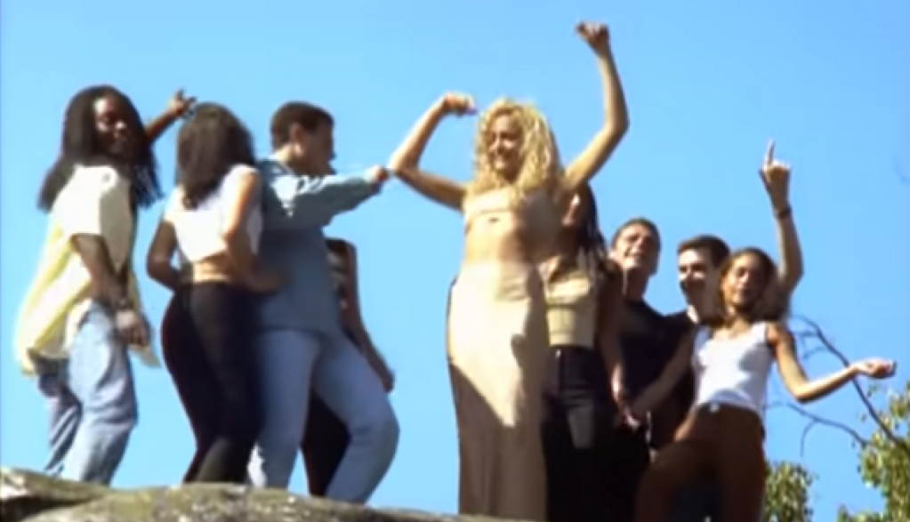 ALABINU je obožavala CELA Srbija: Svi su pevušili njen veliki HIT, pamtili je po PLAVIM loknama, a evo kako pevačica IZGLEDA danas