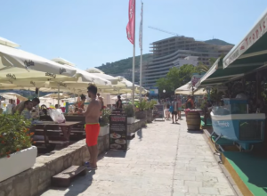 DETALJI MASOVNOG TROVANJA NA LETOVANJU U CRNOJ GORI: U hitnoj završilo oko 100 turista