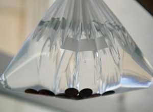 Okačite plastičnu kesu sa kovanicama i vodom na balkon: Nećete se pokajati, efekat će vas iznenaditi