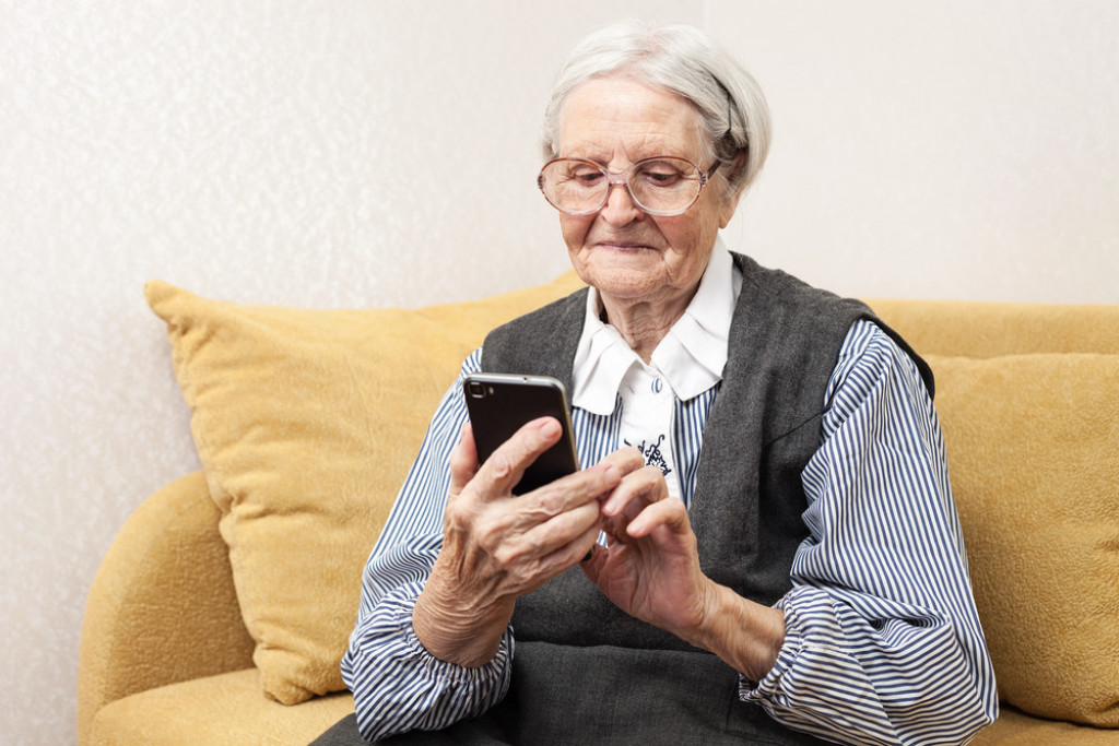 Stručnjaci KONAČNO imaju odgovor na važno PITANJE: Evo da li vas mobilni TELEFONI zaglupljuju, iznenadićete se kad otkrijete
