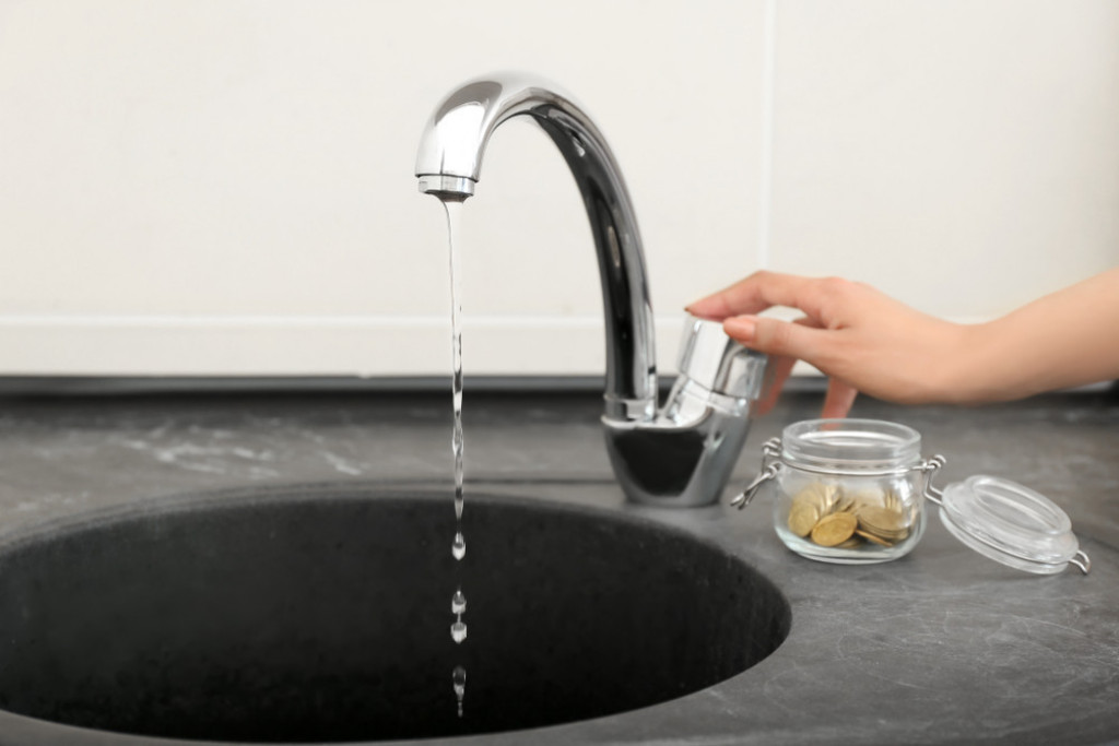 Stavite NOVČIĆ i plastičnu KESU u lavabo: Ovaj TRIK morate da naučite pre nego što krenete na LETOVANJE