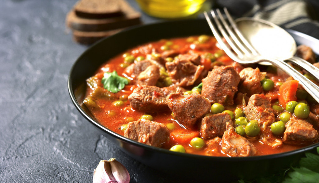Recept za najukusniji LETNJI GULAŠ: Zbog TAJNOG sastojka je još lepši, bićete satima siti