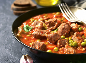 Recept za najukusniji LETNJI GULAŠ: Zbog TAJNOG sastojka je još lepši, bićete satima siti