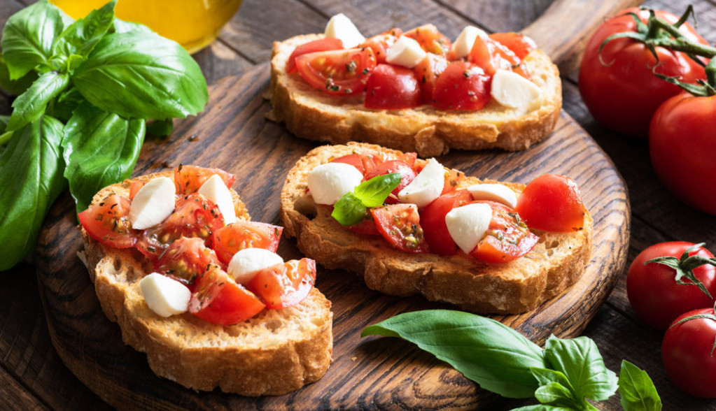 Recept za prave ITALIJANSKE bruskete: Toliko su ukusni da ćete uvek tražiti još!