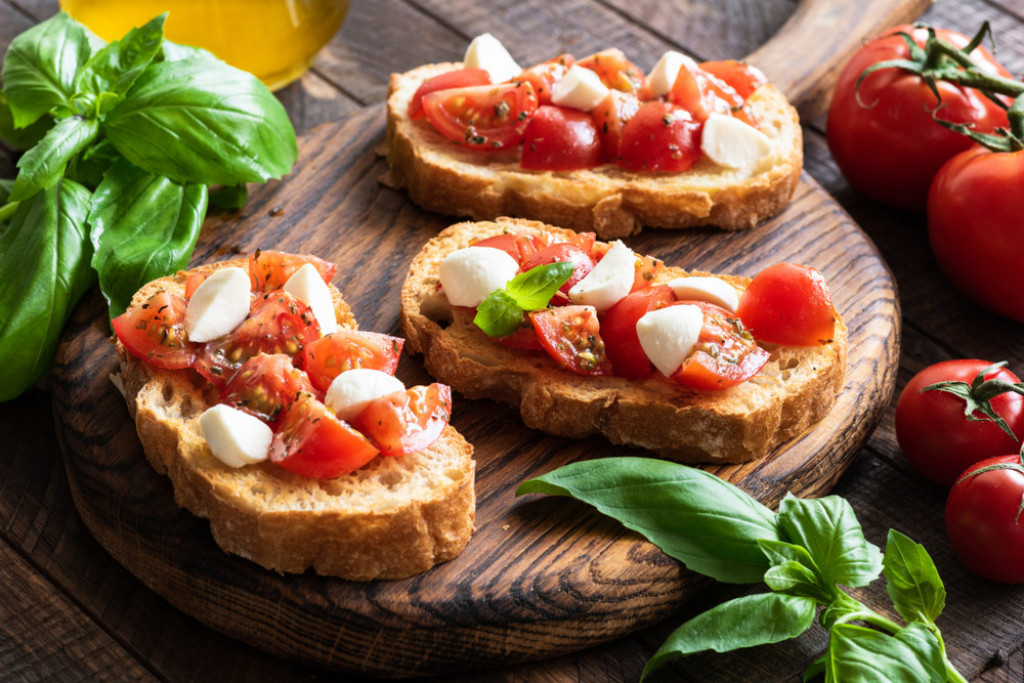Recept za prave ITALIJANSKE bruskete: Toliko su ukusni da ćete uvek tražiti još!