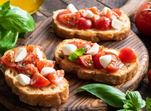 Recept za prave ITALIJANSKE bruskete: Toliko su ukusni da ćete uvek tražiti još!