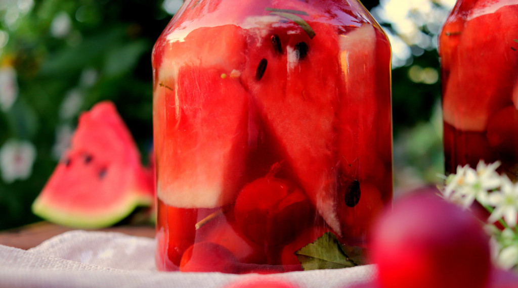 OVO PIĆE ĆE VAS NAJBOLJE RASHLADITI Bezalkoholni koktel od lubenice sa limetom i nanom (RECEPT)