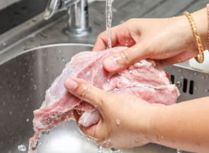 Ovo su TRIKOVI profesionalnih kuvara: Jedino na ovaj način vam meso nikada neće biti GUMENO i TVRDO već toliko sočno da se TOPI u ustima!