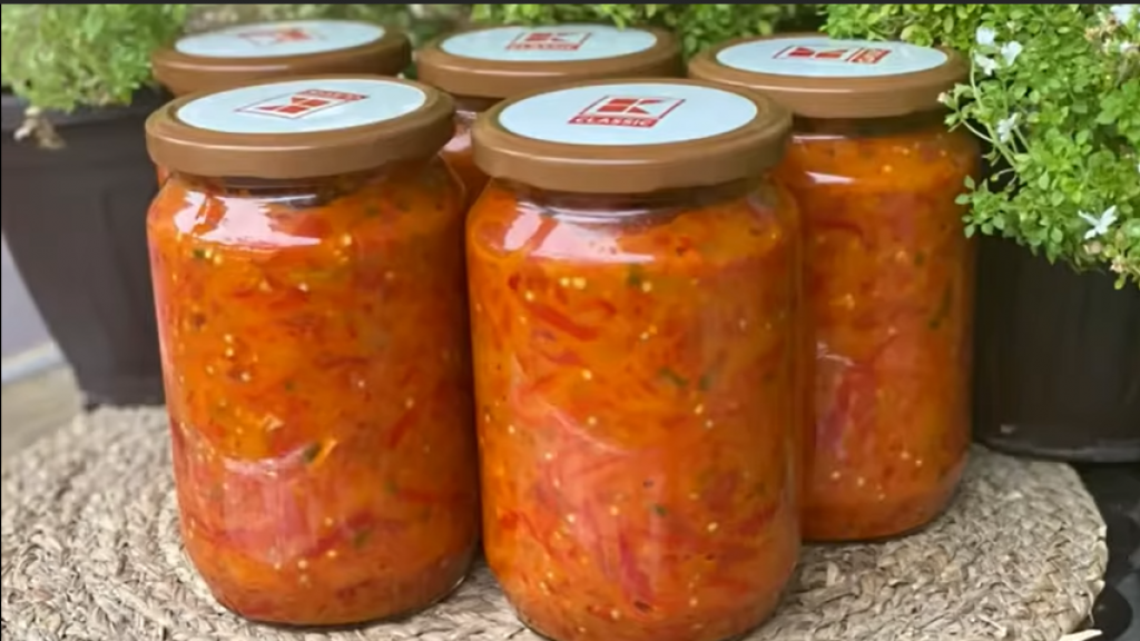 Baka Desin tradicionalni recept za PINĐUR: Lepši od ajvara, najukusnija zimnica od paradajza i paprike