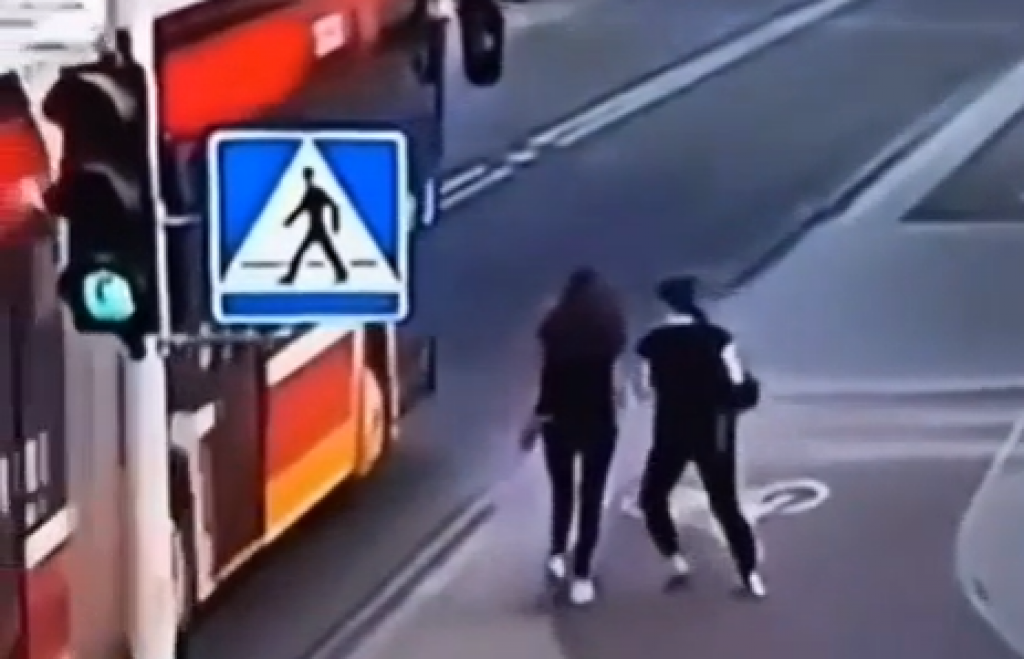Snimak koji je UZRUJAO javnost: Devojka je GURNULA drugaricu pod AUTOBUS, a sam kraj je svima NEOBJAŠNJIV