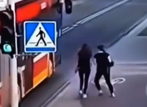 Snimak koji je UZRUJAO javnost: Devojka je GURNULA drugaricu pod AUTOBUS, a sam kraj je svima NEOBJAŠNJIV