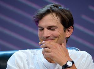 Ešton Kučer izgubio VID, SLUH i RAVNOTEŽU: Vaskulitis, AUTOIMUNA bolest s kojom se bori legendarni glumac napada jednu grupu ljudi