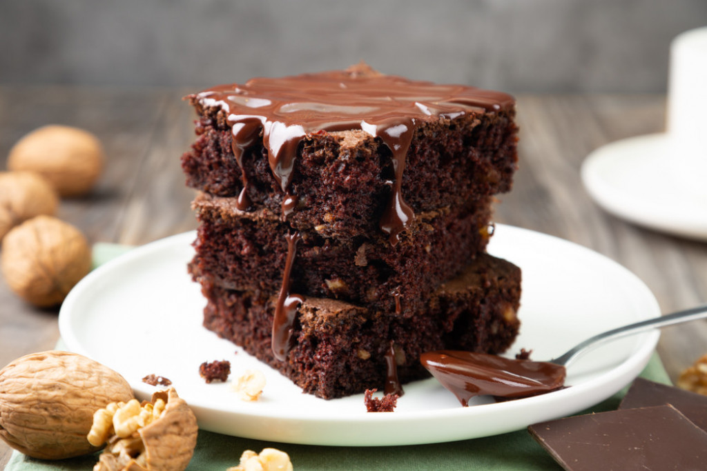 Recept za BRAUNI (Brownie): Uživajte u ČOKOLADNOM užitku, deca će ga obožavati