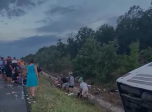 PRITVOR VOZAČU AUTOBUSA: Jedno dete u kritičnom stanju