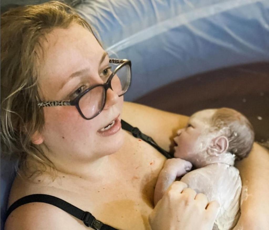 Porođaj je prenosila UŽIVO na INSTAGRAMU: Priča mame koja je RAĐALA DETE pred 13.000 ljudi nas je FASCINIRALA