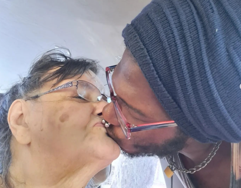 Baka (74) ljubi DEČKA (27): Svi su ŠOKIRANI njihovim odnosom, a oni svakodnevno objavljuju provokativne FOTOGRAFIJE