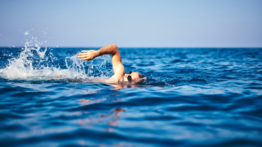 Možete izazvati nadutost, zatvor i grčeve: Ove četiri namirnice nikada ne smete da konzumirate pre PLIVANJA!