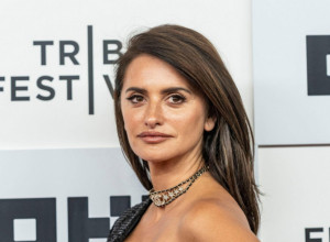Ovo će bii NAJTRAŽENIJI MODEL naredne sezone: Penelope Kruz obukla kupaći neobične BOJE, žene su ODUŠEVLJENE