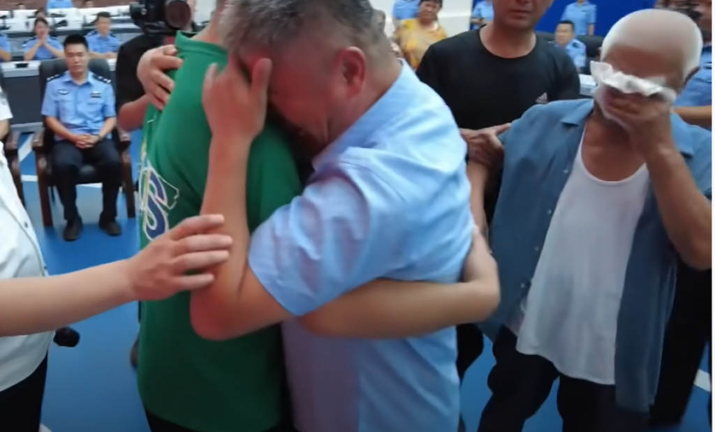 Pronašao SINA nakon 24 godine traganja za njim: Njihov DIRLJIV susret nateraće vam SUZE na oči (VIDEO)