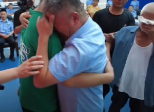Pronašao SINA nakon 24 godine traganja za njim: Njihov DIRLJIV susret nateraće vam SUZE na oči (VIDEO)