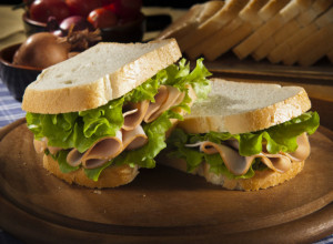 Uništava BUBREGE i JETRU: Ovu namirnicu SRBI jedu u SENDVIČIMA, a nisu ni svesni koliko je OPASNA