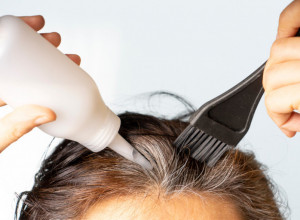 Prekrijte sede bez farbanja: Jedan sastojak iz kuhinje ima ekstra efekat, a kosa će izgledati i gušće