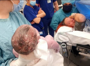 Rodilo se TREĆE NAJTEŽE novorođenče u SVETU: Babice su počele da ga FOTOGRAFIŠU, niko nije video TOLIKU bebu, ali su ga prozvale POGRDNIM nadimkom