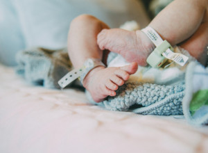 Greška LEKARA je mogla skupo da ih košta: Roditelji bebe još ne mogu da se OPORAVE od VELIKE traume