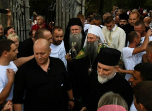 PATRIJARH PORFIRIJE SLUŽI LITURGIJU U MANASTIRU SAVINA: Prisutan veliki broj vernika iz Crne Gore i Hercegovine (FOTO)