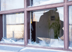 Doživeli su VELIKI ŠOK kad su se vratili sa ODMORA: Zateki su RAZBIJEN PROZOR, a ovakav prizor u kući nisu očekivali