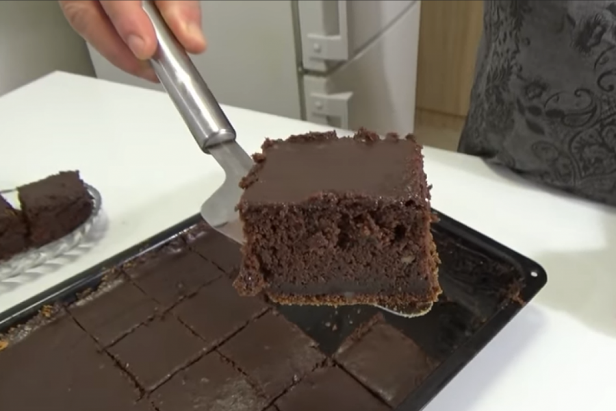 Žene u Srbiji su POLUDELE za "CRNCEM BEZ JAJA": Kontroverzan naziv ovog kolača je privukao mnoge domaćice (RECEPT)