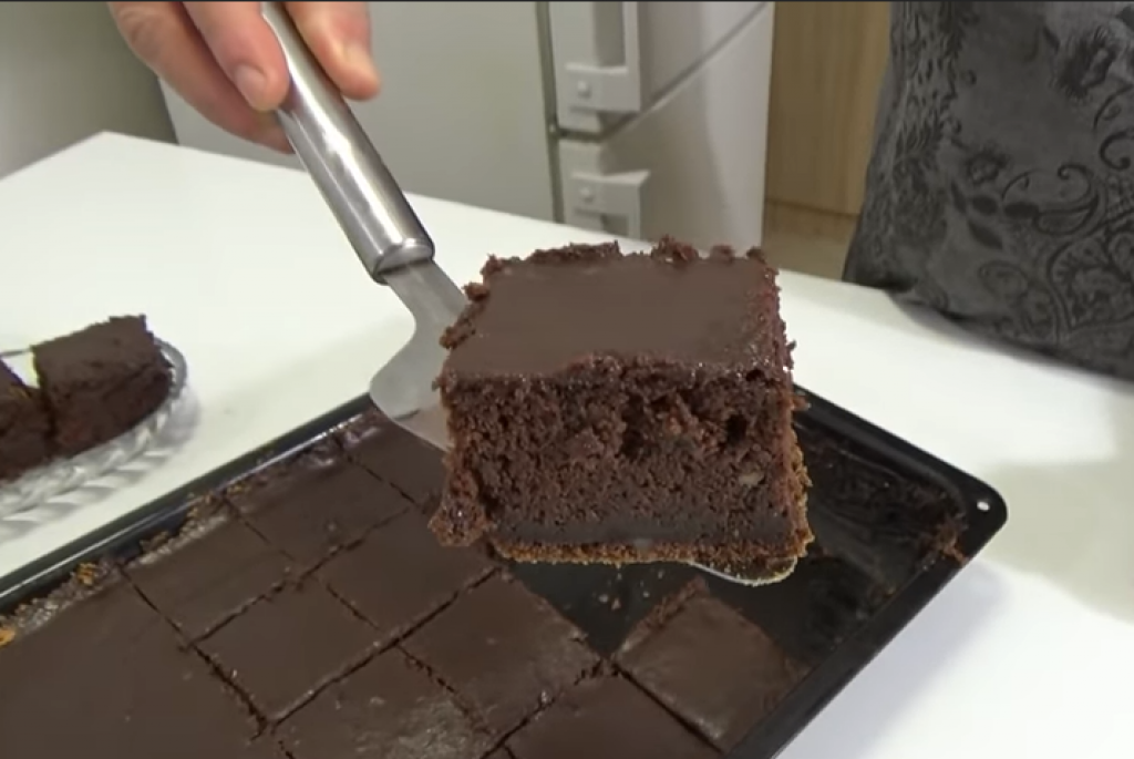 Žene u Srbiji su POLUDELE za "CRNCEM BEZ JAJA": Kontroverzan naziv ovog kolača je privukao mnoge domaćice (RECEPT)